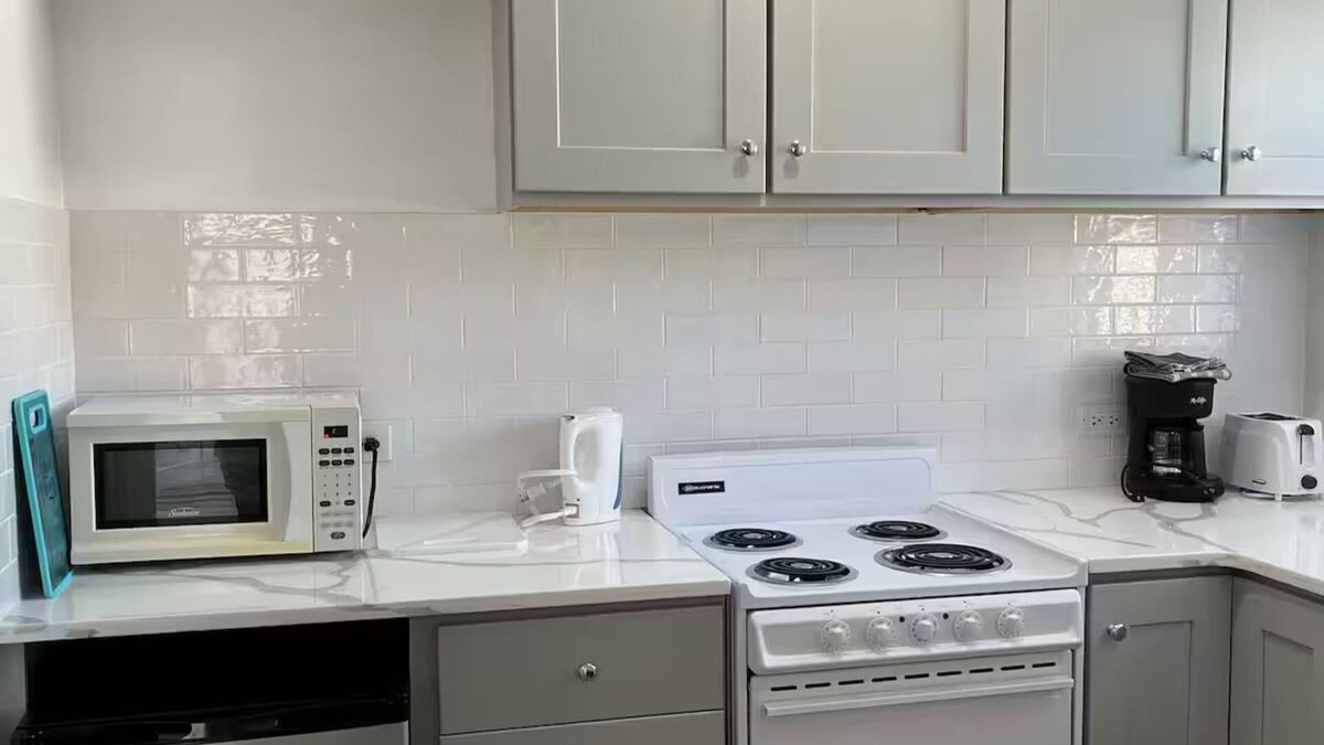 Pembroke Apartment | ED 10 Pool, Queen bed, Hamilton