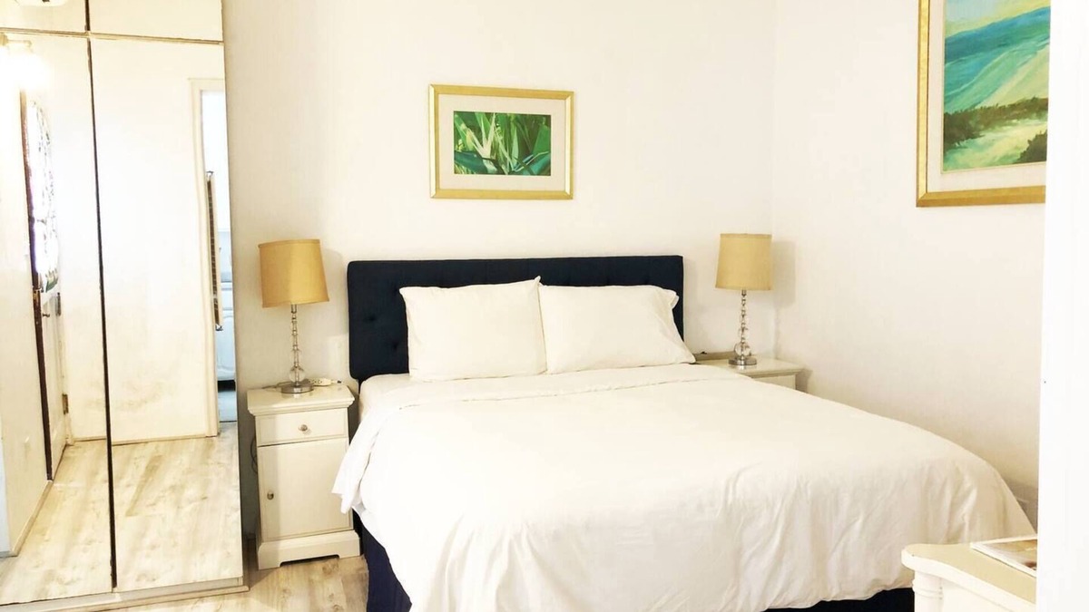 Pembroke Apartment | ED 15 Pool, Queen bed, Hamilton Bermuda