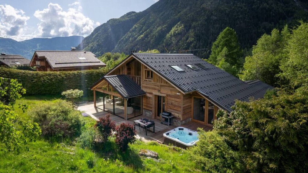 Les Bossons Ski Chalet | Eden - Chalet Spacieux | Views | Jacuzzi | Fireplace | BBQ