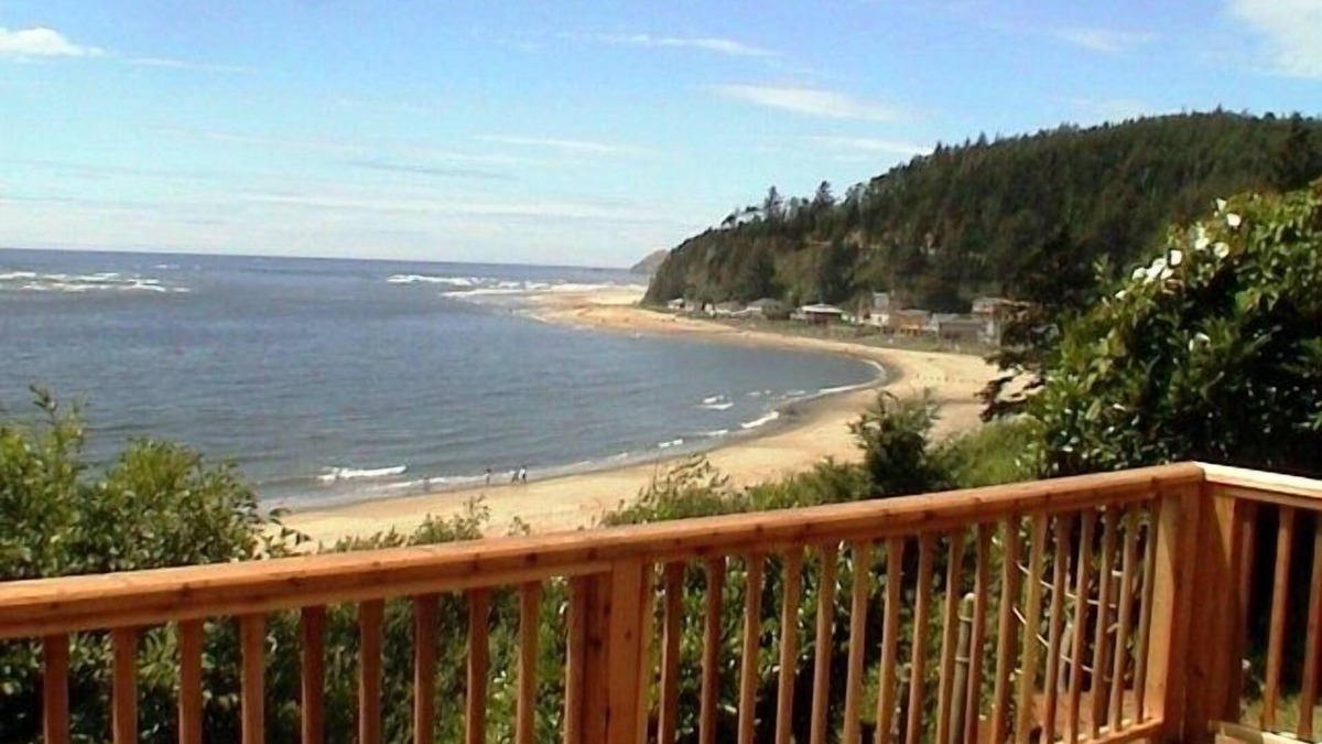 Netarts Cottage | Eden's Garden Cottage, at the Oregon Islands Wildlife Refuge: Internet, piano