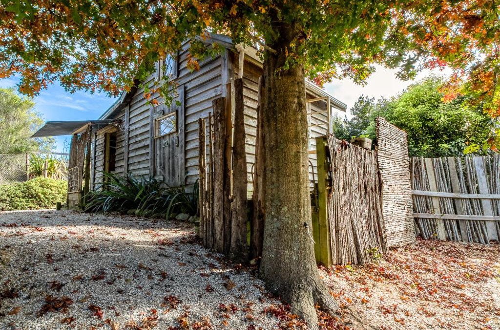 Upper Moutere House | Eden's Rustic Retreat - Upper Moutere Holiday Cabin