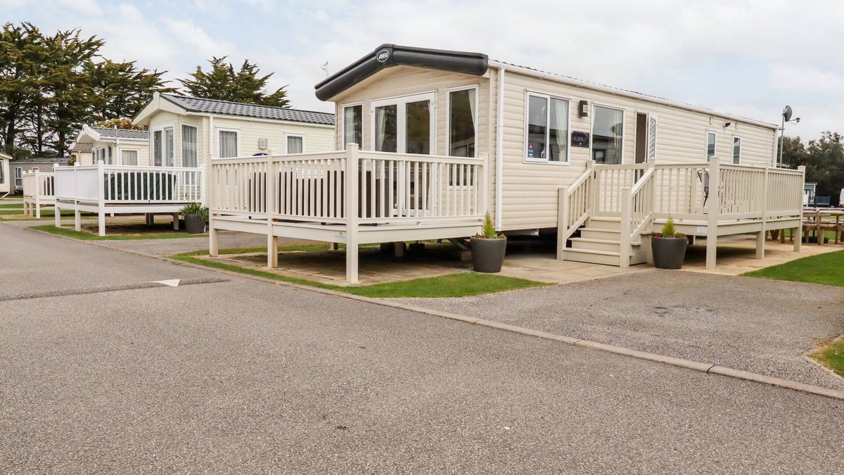 Par Cottage | EDEN WAY 45, pet friendly, country holiday cottage, with pool in Par
