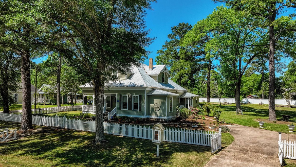 New Ulm House | Edengate~ Quiet Country Charm in the Heart of Texas
