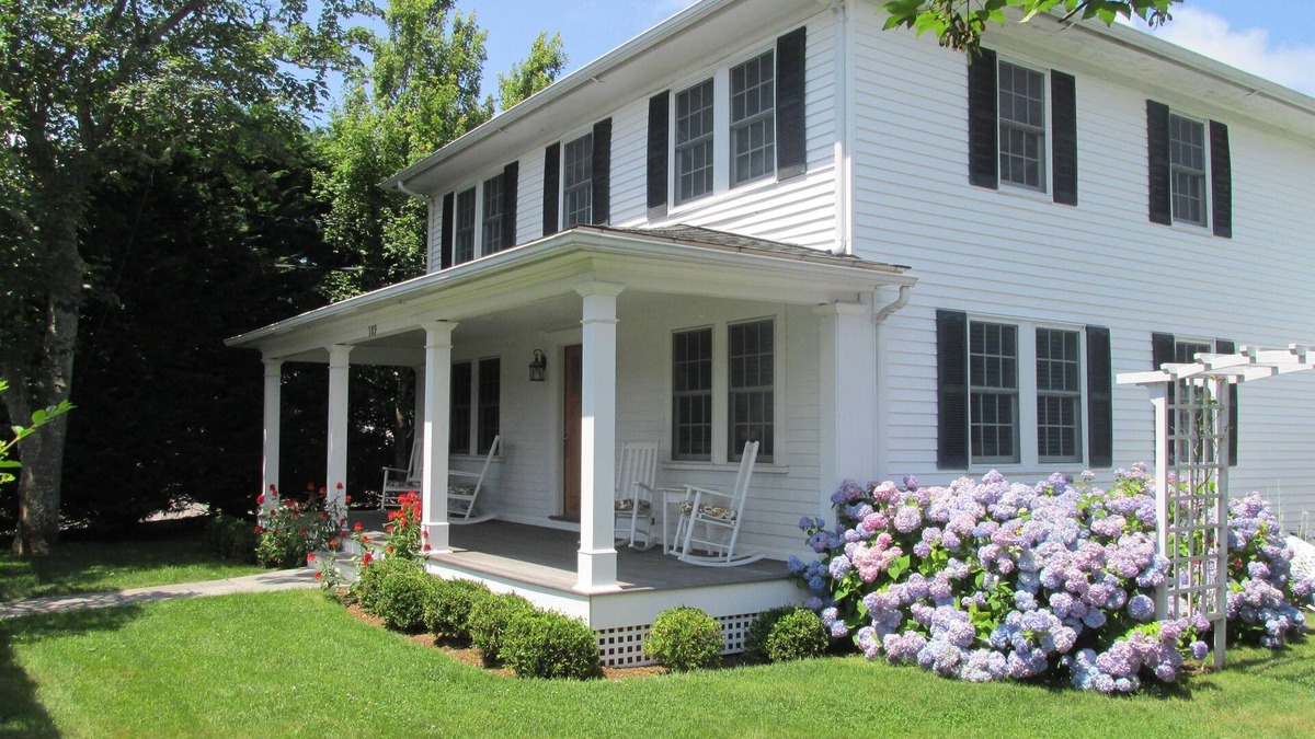 Edgartown House | Edgartown Village - Spacious, Light-filled Classic Vineyard Home W/Guest Housen
