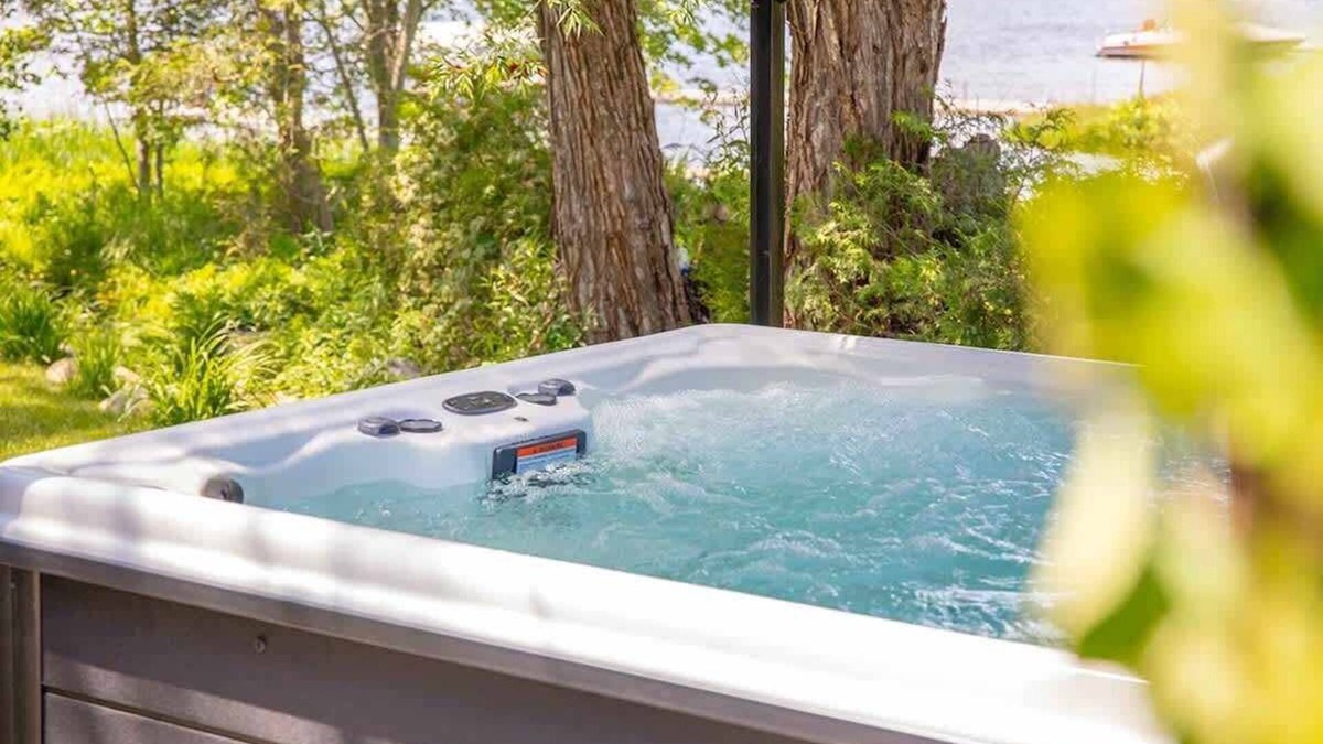 Stanstead Township Ski Chalet | Edge of Lake Lovering - Spa - Calypso
