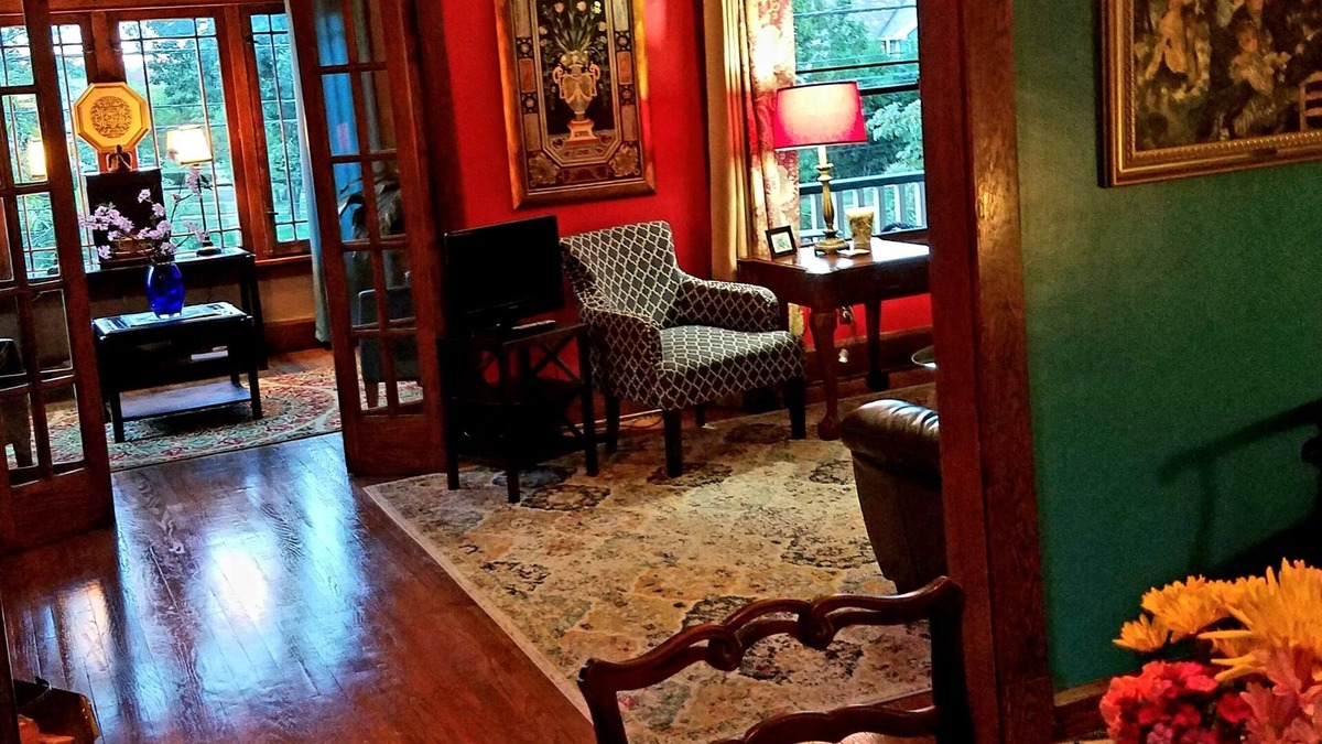 Edgewater House | Edgewater Boho Chic. Artsy second floor apartment. Not suitable for children.