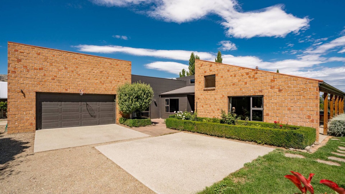 Lowburn House | Edgewater Escape - Cromwell Holiday Home