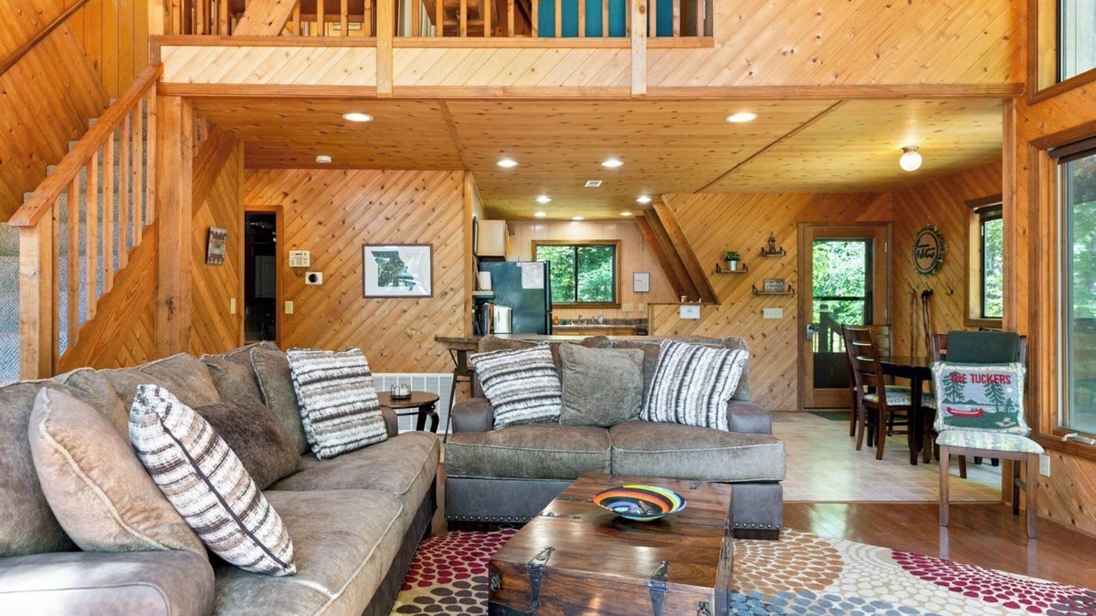 Treloar Ski Chalet | Edgewater Escape w/Hot Tub by StayLage
