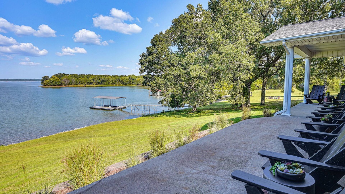 Benton House | 'Edgewater on Kentucky Lake' w/Hot Tub & Games