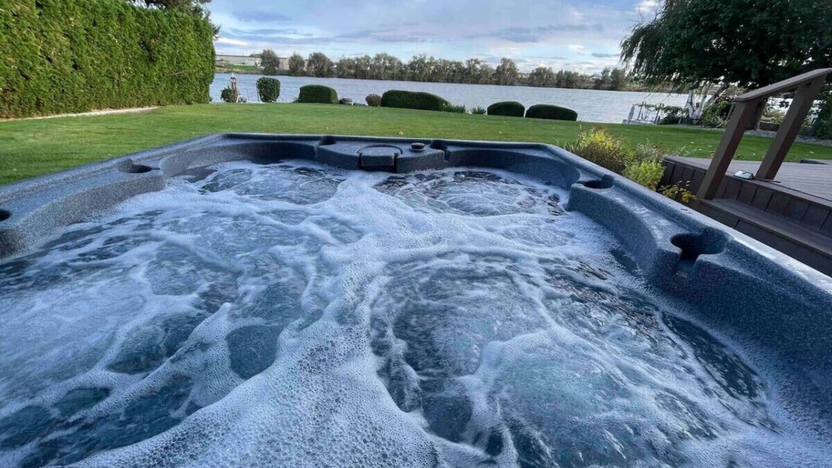 Moses Lake House | Edgewater Paradise HotTub Private Dock & Game Room