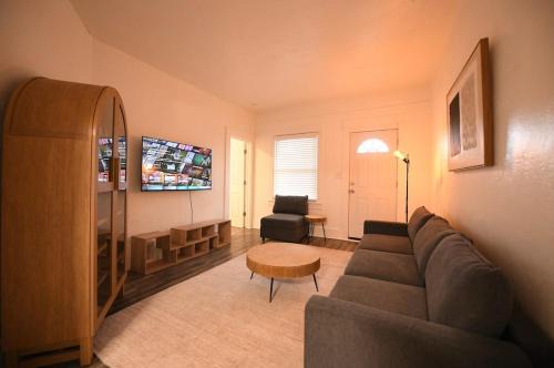 Detroit - Shoreway Apartment | Edgewater Stay on W78th