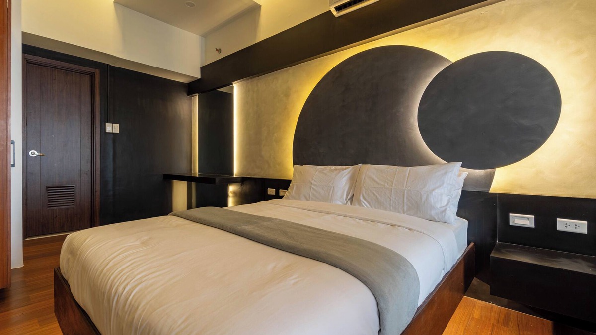 Santolan Condo | Edgy 1BR Loft Ibiza CV - Free Parking - 4 Guests