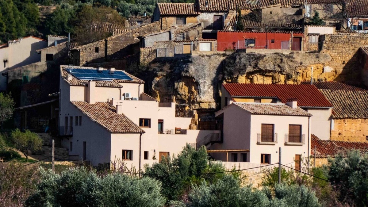 Belmonte de San Jose House | Edificio con Taller y Patio Interior, a los Márgenes de un Acogedor Pueblo