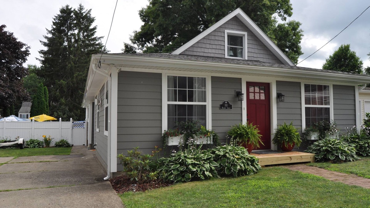 Edinboro House | EDINBORO LAKESIDE COTTAGE W/POOL! COMPLETELY REMODELED INSIDE AND OUT.