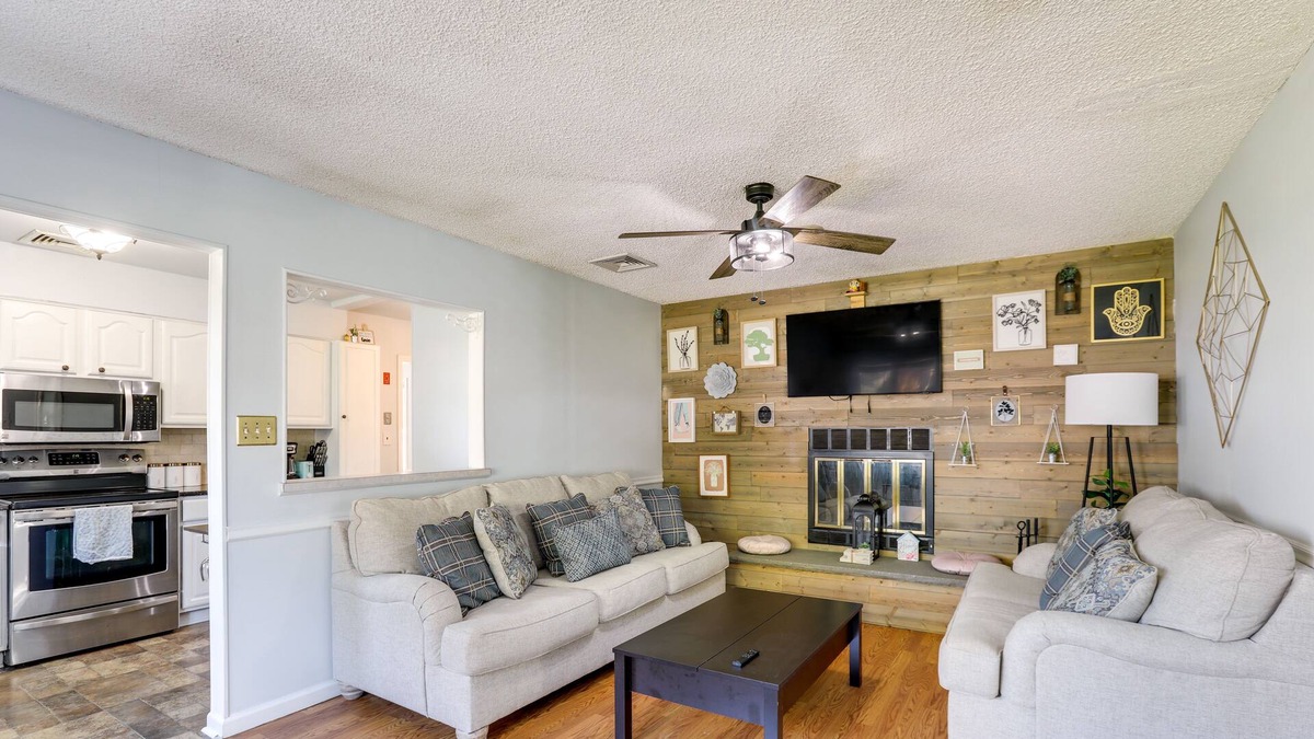 Edison House | Edison Vacation Home: 1 Mi to Train Station to NYC