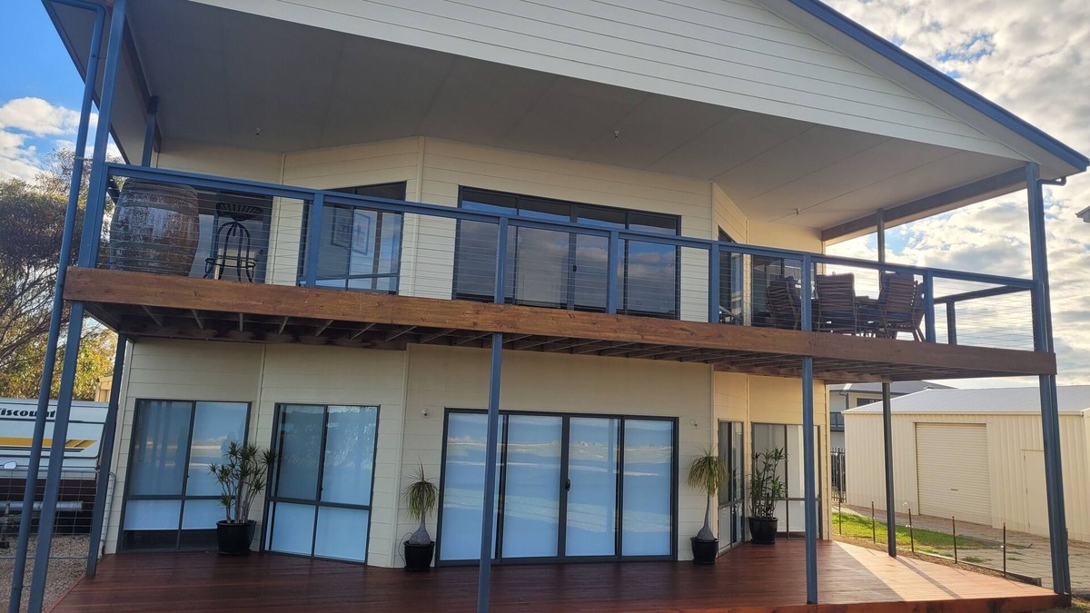 Melville House | Edithburgh Sea Views-2 storey holiday home with pool table! Off peak special!