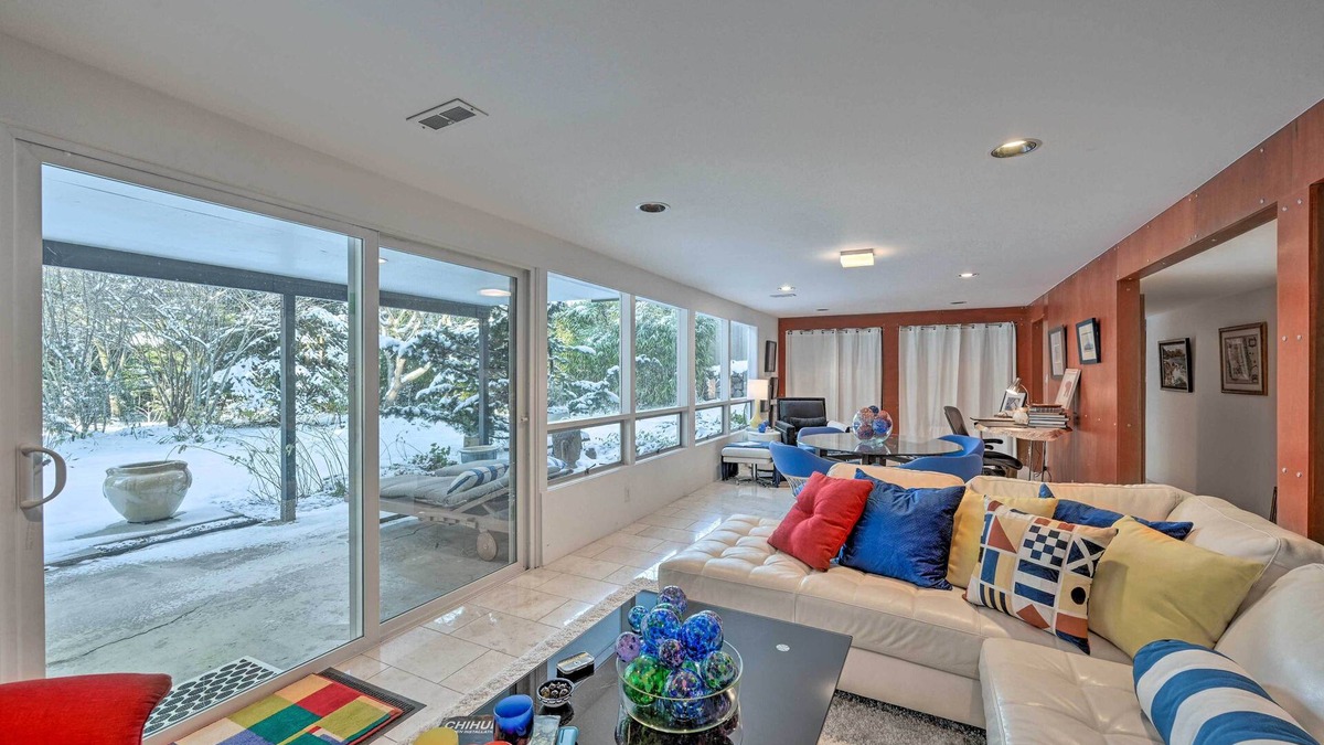 Edmonds House | Edmonds Apartment with Private Wine Cellar!