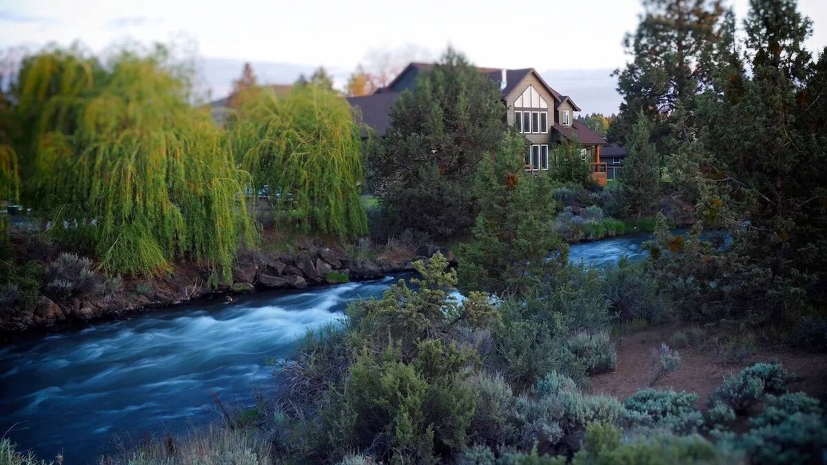 Mountain View House | Edradour Estates – Stunning 6 BDR Bend Retreat for 14 w/Theater Room!