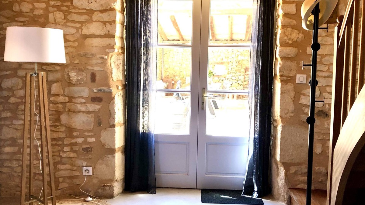 Blanquefort-sur-Briolance House | Een Sfeervolle Gîte met een Overdekt Privéterras. Een Vrolijke Hond is Welkom