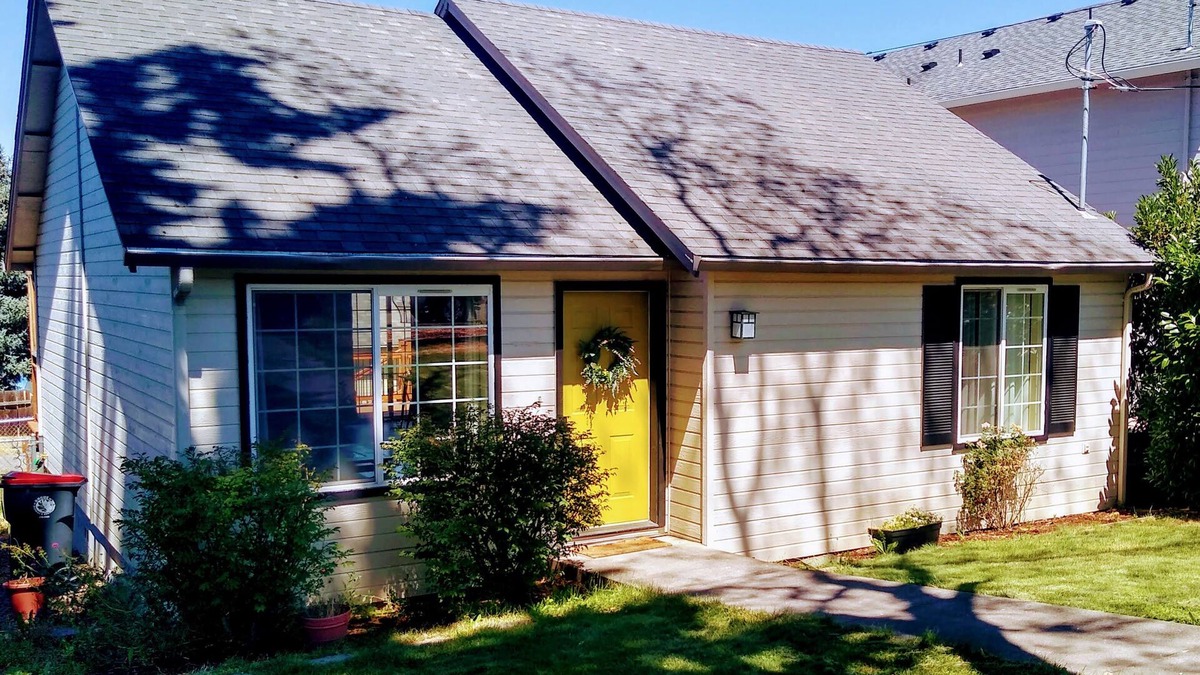 Medford Cottage | Efficient, clean, pet-friendly 2 bed/bath cottage