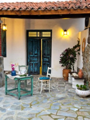 Vasa Koilaniou House | Eftychia's traditional and cozy adobe house!
