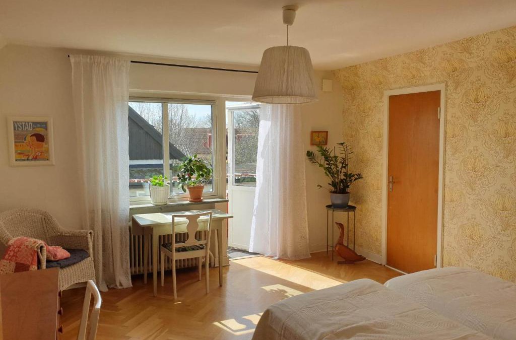 Ystad House | Egen ovanvåning i charmig villa nära havet