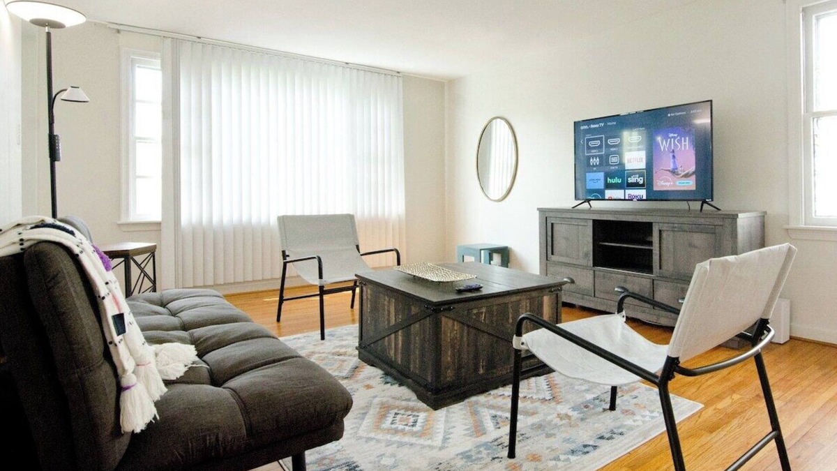 Eggertsville Apartment | Eggert - Lower · 2BR apartment near UB, Niagara Falls & Buffalo