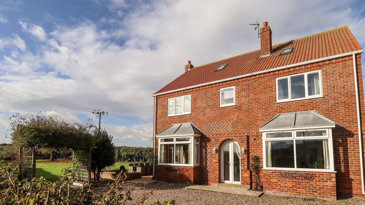 Winestead Cottage | EGGLESTON, pet friendly, with hot tub in Withernsea