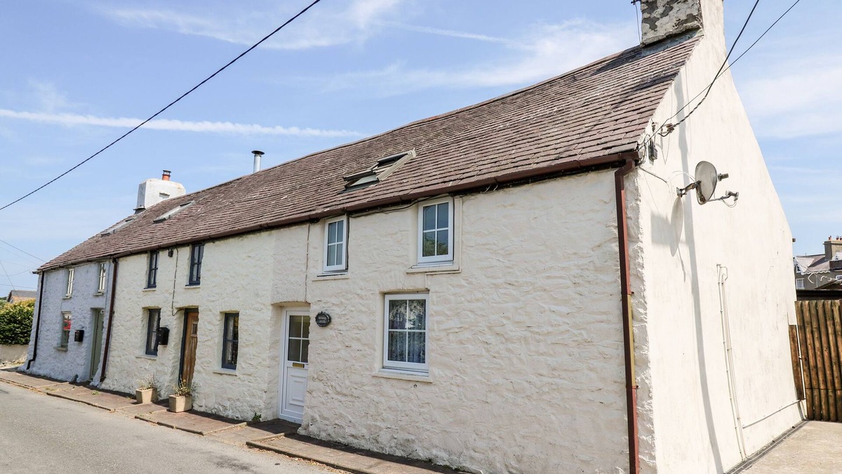Llansantffraed Cottage | EIDDWEN, pet friendly, with a garden in Llanon