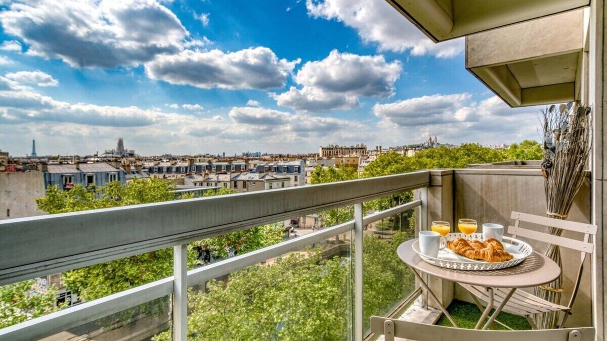 Porte-Saint-Martin Apartment | Eiffel Tower view Chic studio with balcony & lift