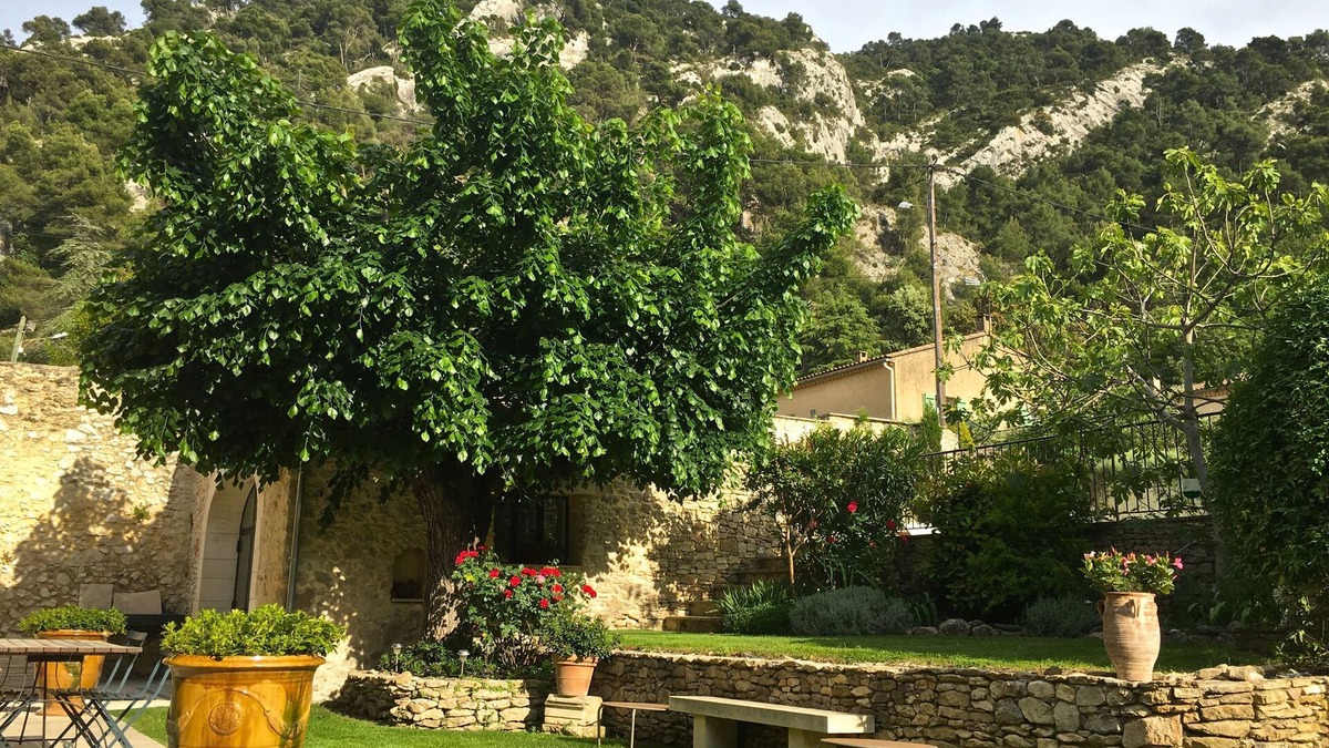 Robion Other | Eighteenth-century stone farmhouse with swimming pool at the top of a historic village