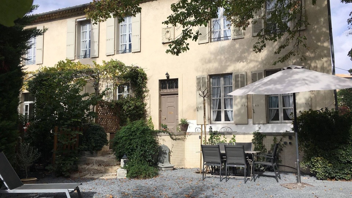 Couronne Urbaine House | Eighteenth Provencal house in leafy Mazarin historic center park