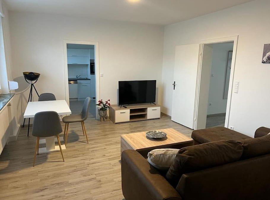 Lubbecke Apartment | Eine modern renovierte Wohnung mit Balkonterrasse.