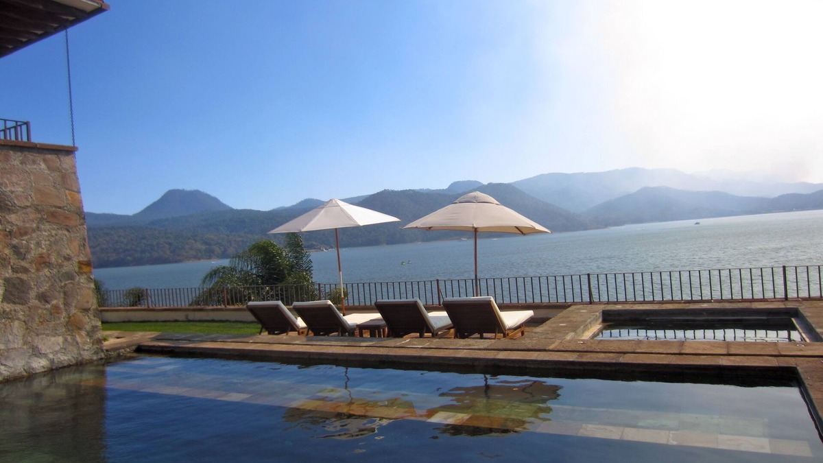 Centro Villa | El Beneficio, esplendida villa a la orilla del lago, extraordinaria ubicación