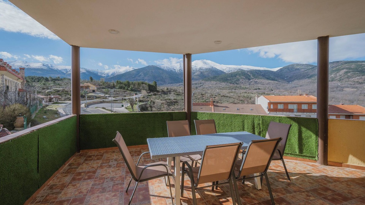 Villanueva de Avila House | El Encanto del Alberche,'Casa 2' with Mountain View, Shared Pool and Wi-Fi