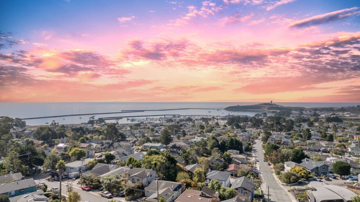 El Granada House | El Granada Getaway - Harbor and Ocean Views!