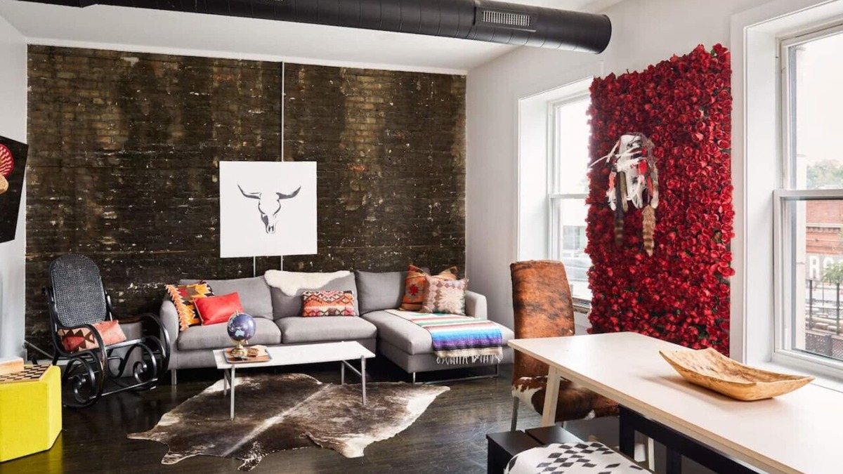 Logan Square House | El Motel Dos in Logan Square that sleeps 12 with grill and backyard patio