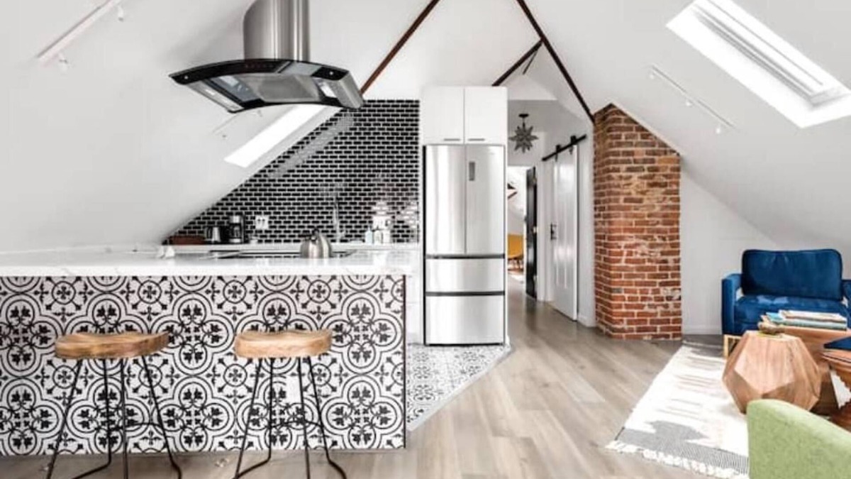 Oakland Apartment | El Nido. Modern Victorian. Private Deck. Gated Parking. Fast, reliable Wi-Fi.