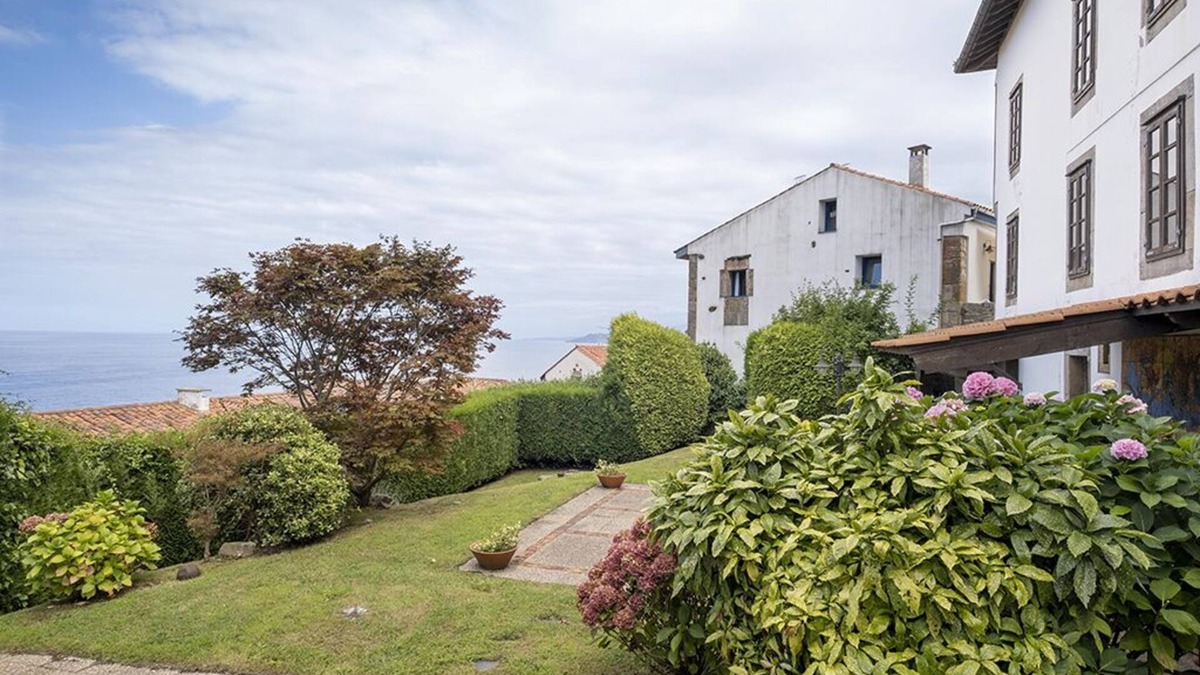 Lastres House | El Tresmayu. Manor house with garden in Lastres. Sea and mountain views.
