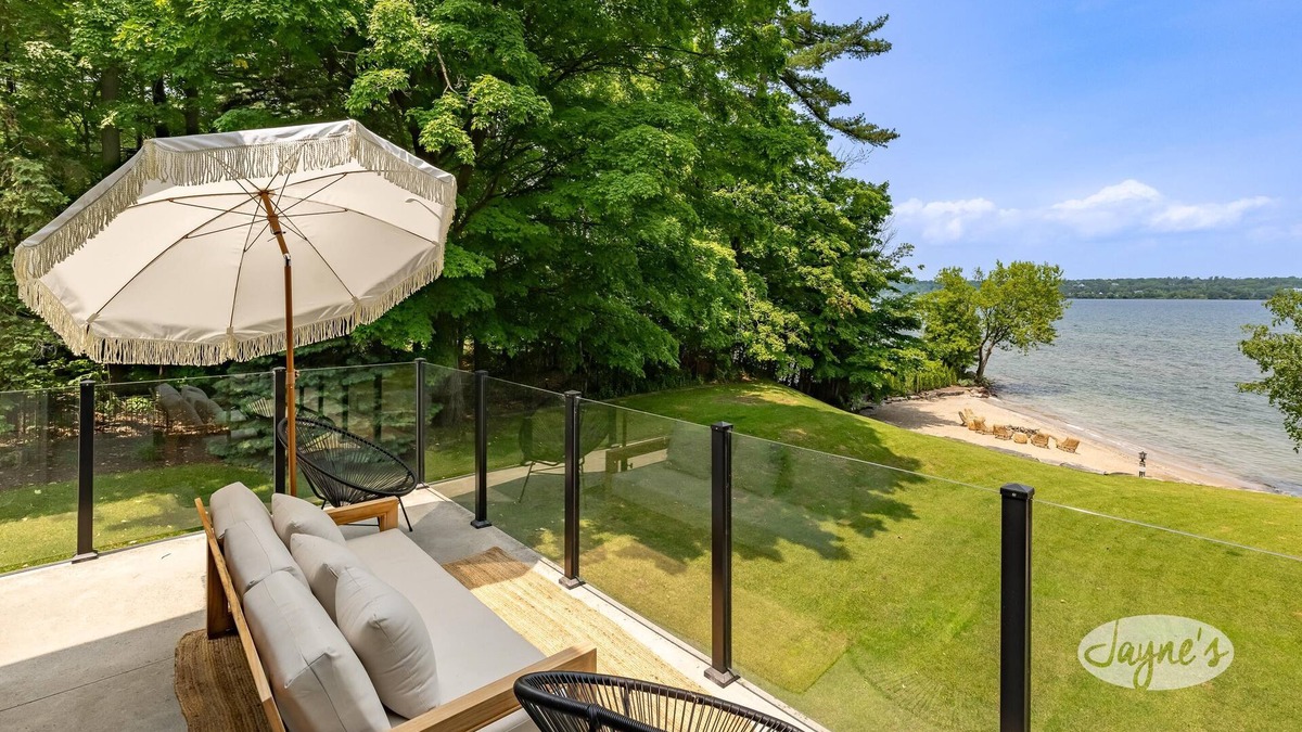 Barrie Cottage | Elaborate 5 bed 7 bath Luxury Cottage on Lake Simcoe! Five Star Resort! Sunset!