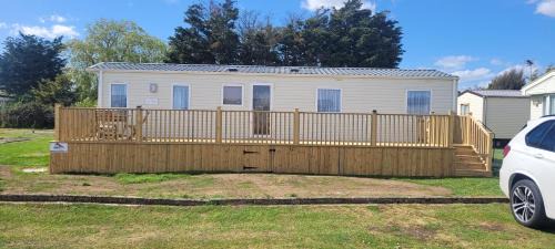 Clacton-on-Sea Resort | Elan Deluxe Holiday Home by the sea - private beach - Clacton On Sea - Bed Linen & Towels Included