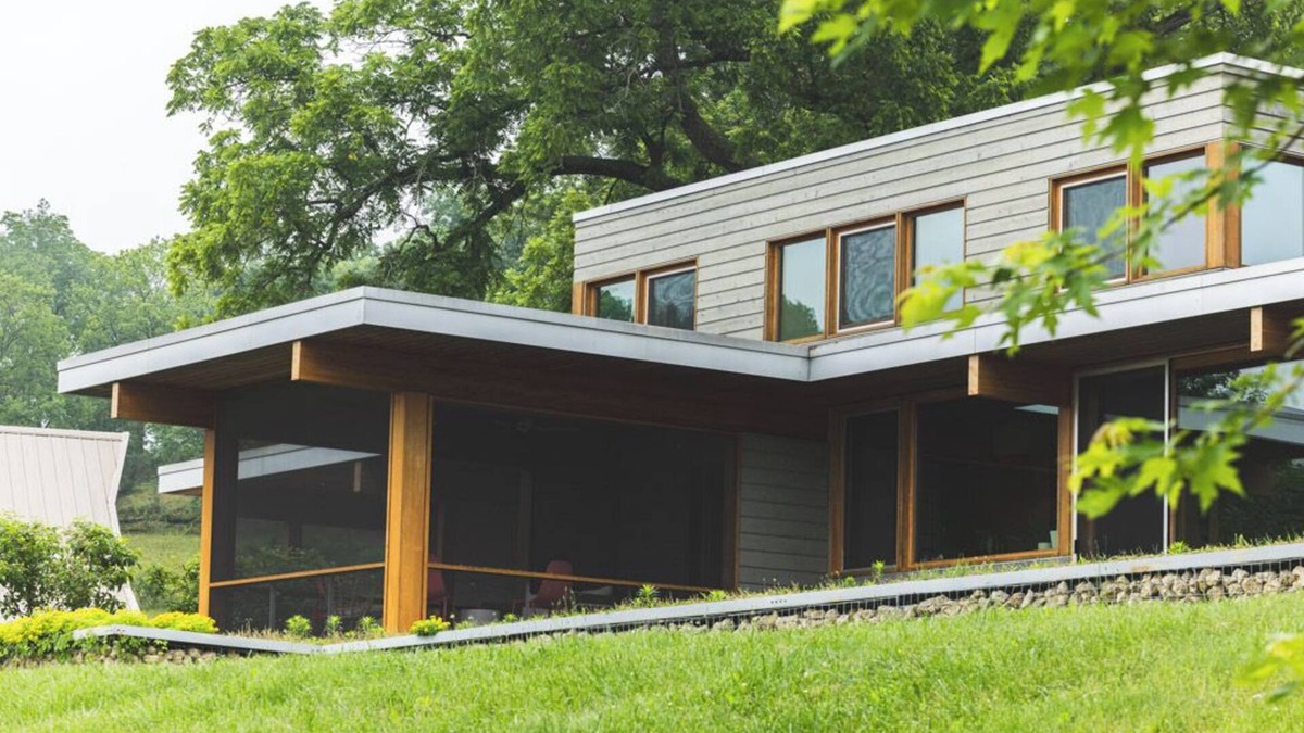 Spring Green House | Elderflower Retreat: a modern ranch overlooking the valley with view of Taliesin