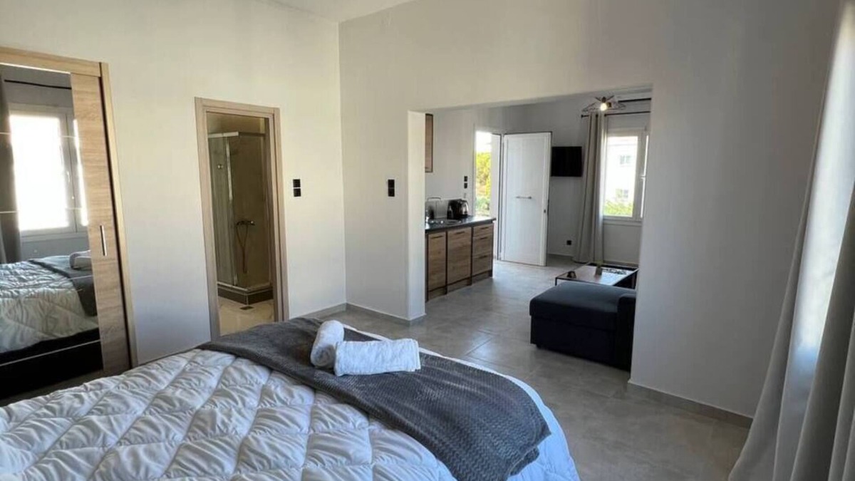 Elefsina Apartment | Elefsinian Mysteries Apartments - Black Beauty
