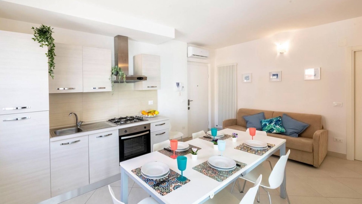 San Benedetto del Tronto House | Elegant three-room apartment first row to the sea