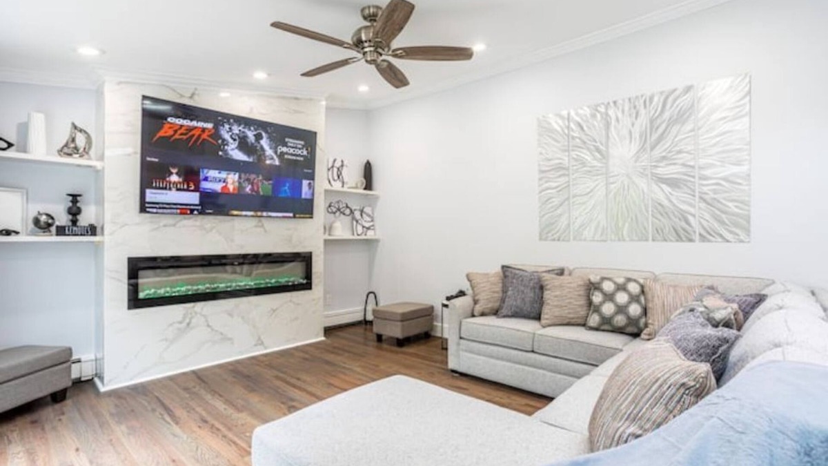 Huntington Station Apartment | Elegance @ Huntington | Spacious Family Apt | Yard