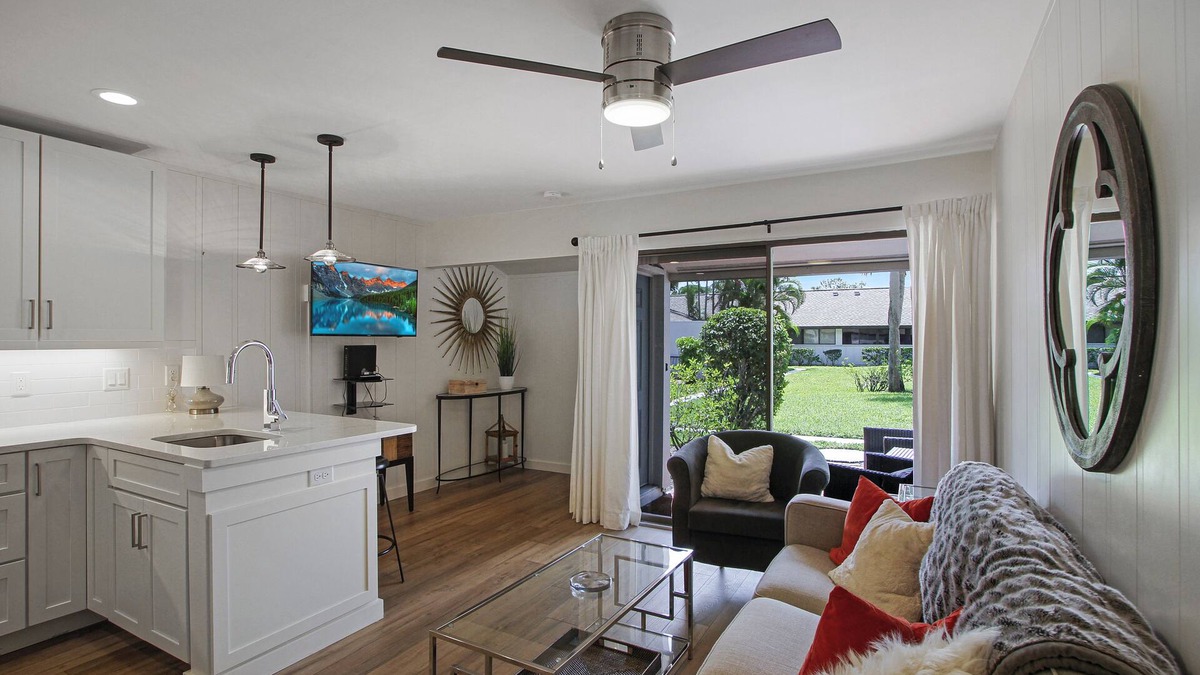 Bunker Oaks Condo | Elegant 1/1 condo The Meadows Pool and Golf Courses!