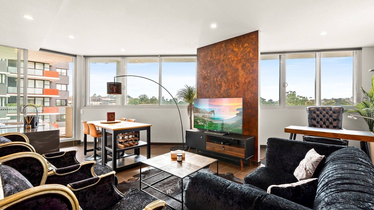 Canterbury Apartment | Elegant 1-Bed by Riverside Park & Amenities