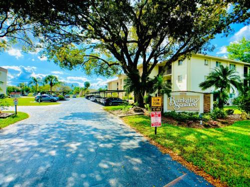 Villas Apartment | Elegant 1 Bedroom Condo With Swimming Pool Gym Access All Included In Convenient Fort Myers Location Near Golf Courses and Sanibel Island