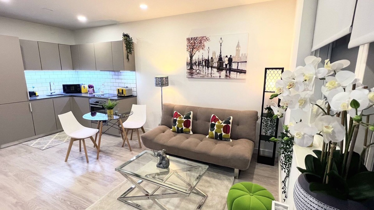 Stevenage Apartment | Elegant 1 Bedroom Serviced Apartment located in the Heart of Stevenage Old Town