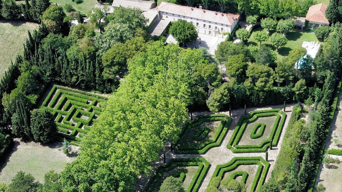 Camaret-sur-Aigues House | Elegant 18th c. country house, beautiful lush park, lovely pool.